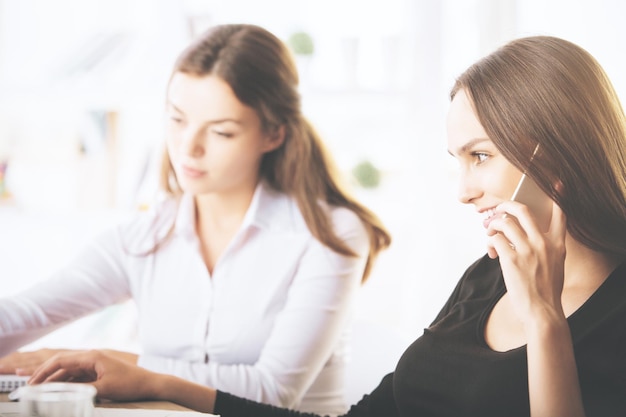 Jolies femmes parlant au téléphone