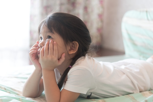 Les jolies filles asiatiques font la bouche parce qu&#39;elles ne sont pas heureuses.