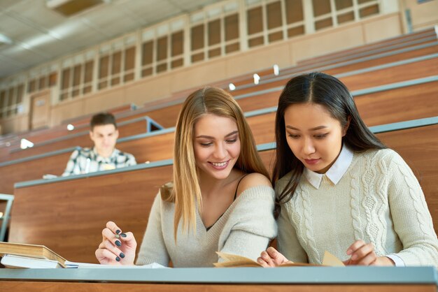 Jolies filles au collège