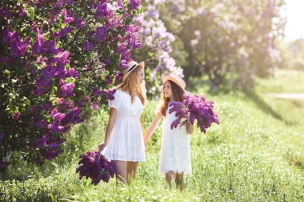 Jolies filles à l'extérieur. Jolies soeurs ensemble. Filles gaies.