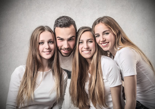 jolies filles et un garçon