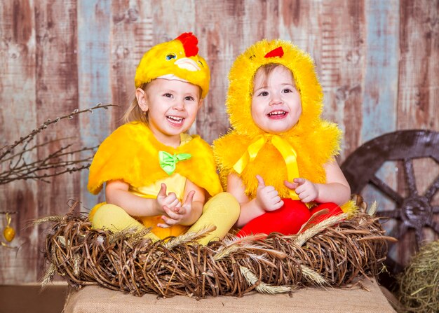 Jolies filles jouent avec du vrai lapin et du canard