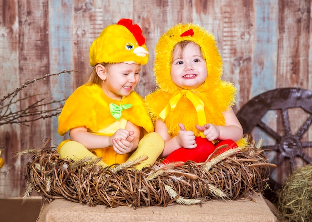 Jolies filles jouent avec du vrai lapin et du canard