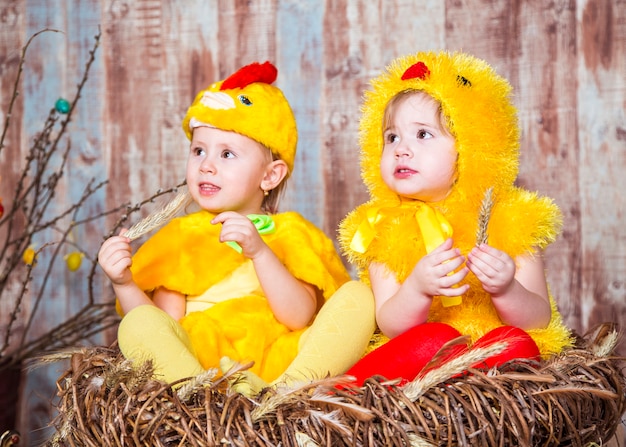 Jolies filles jouent avec du vrai lapin et du canard