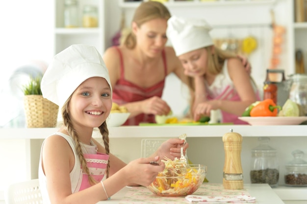 Jolies filles avec mère