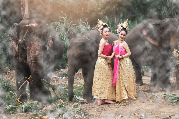 Jolies Filles Thaïlandaises En Costumes Traditionnels Thaïlandais Avec Des éléphants