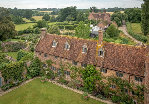 Jolies fleurs, arbres et plantes et aménagement de jardins dans les jardins de la caslte de Sissinghurst