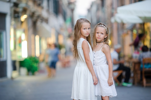 Jolies petites filles souriantes avec des sacs