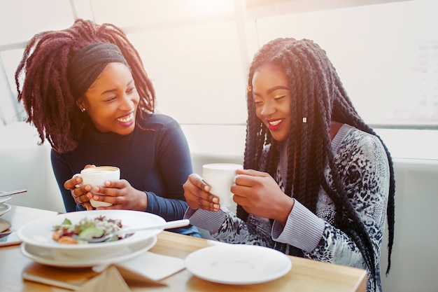 Jolies et positives jeunes femmes riant