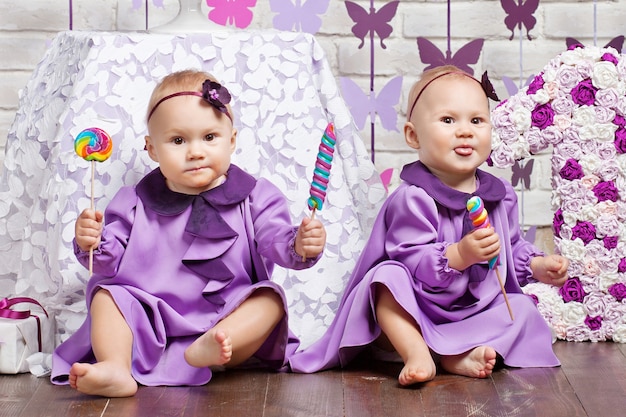Jolies sœurs jumelles célébrant leur 1e anniversaire