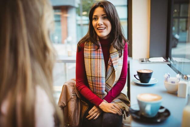 De jolis amis discutant autour d'un café