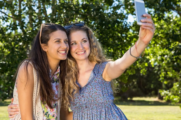 De jolis amis prenant un selfie