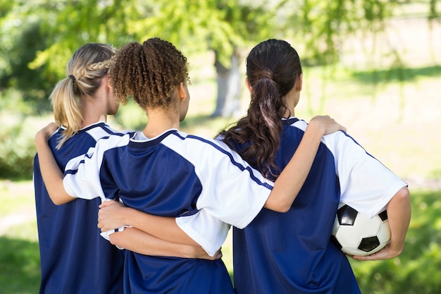 De jolis footballeurs célèbrent leur victoire