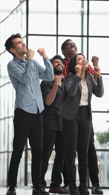 De jolis jeunes designers travaillent en coopération