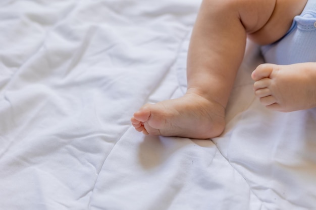 jolis pieds de bébé sur une couverture, une carte, une bannière, un espace pour le texte, la santé