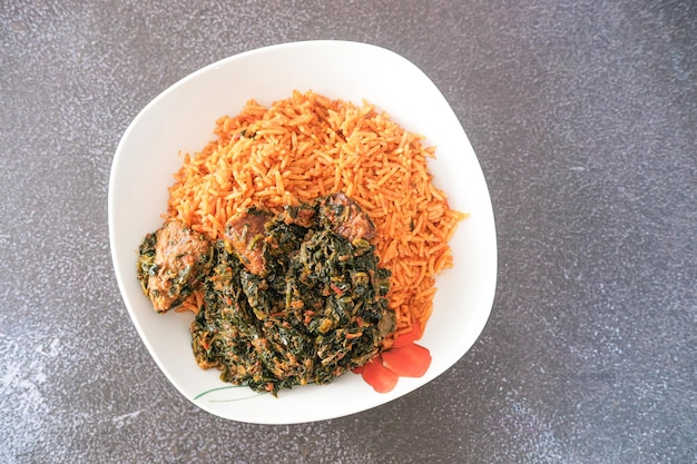 Jollof nigérian savoureux épicé avec soupe aux légumes