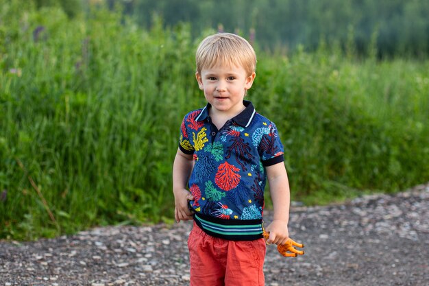 Jolly enfant dans la robe colorée sur la route