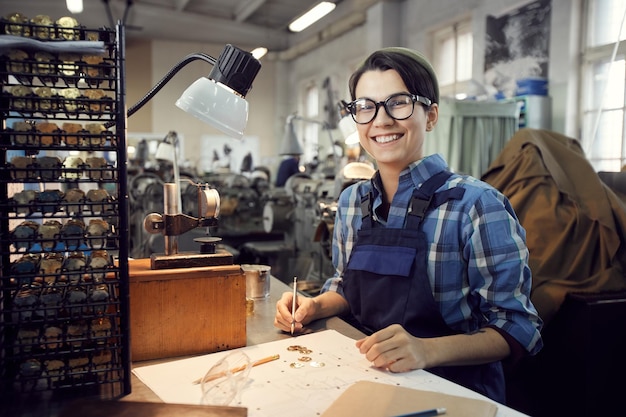 Jolly femme travaillant avec des mouvements de montre