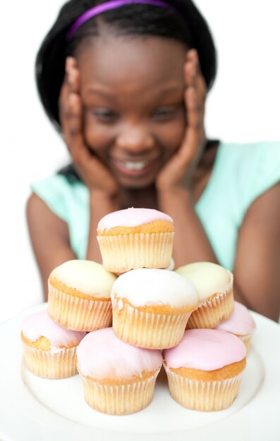 Jolly jeune femme regardant des gâteaux