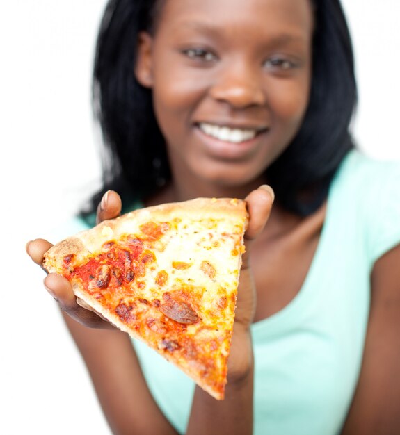 Jolly teen fille tenant une pizza