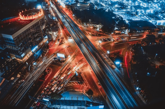 Jonction D'autoroute Occupée Dans Le Centre-ville De Métropole La Nuit