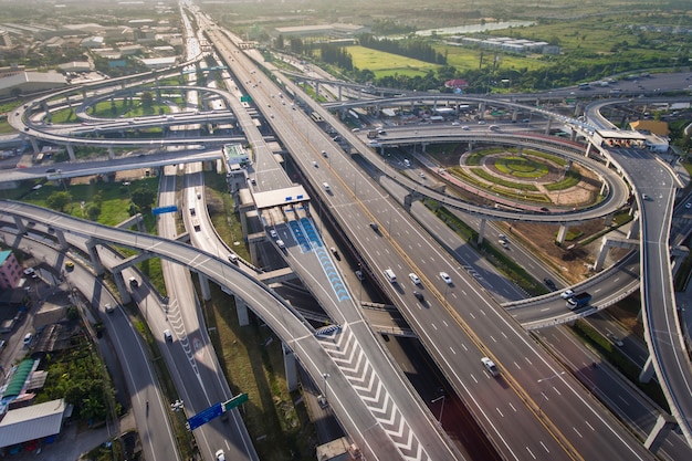 Jonction de l&#39;autoroute occupée de vue aérienne