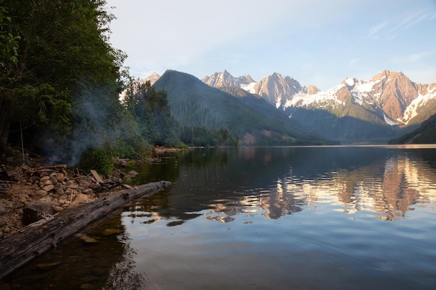 Jones Lake lors d'un lever de soleil d'été animé