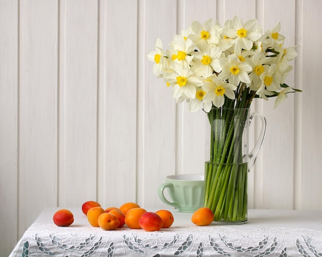 Jonquilles et abricots fleurs et fruits
