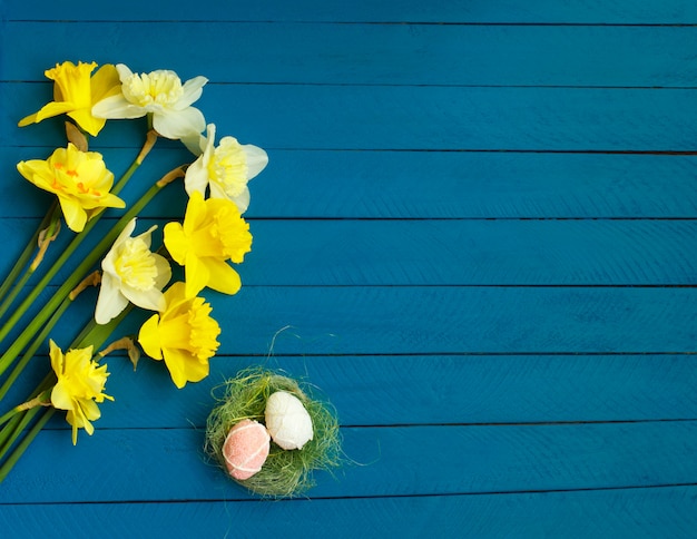 Jonquilles et oeufs sur bois