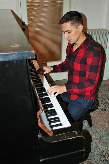 Jouant le piano