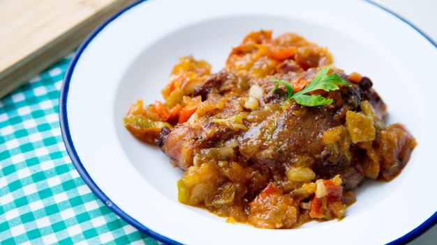 Joue de bœuf mijotée avec sauce au vin rouge et légumes.