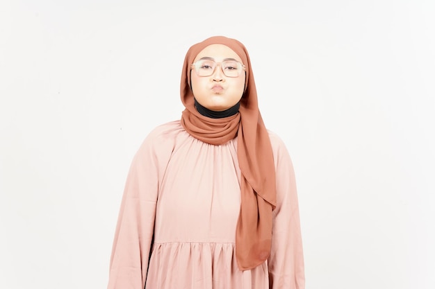 Joue gonflée Bouche gonflée à l'air d'une belle femme asiatique portant le hijab isolée sur blanc