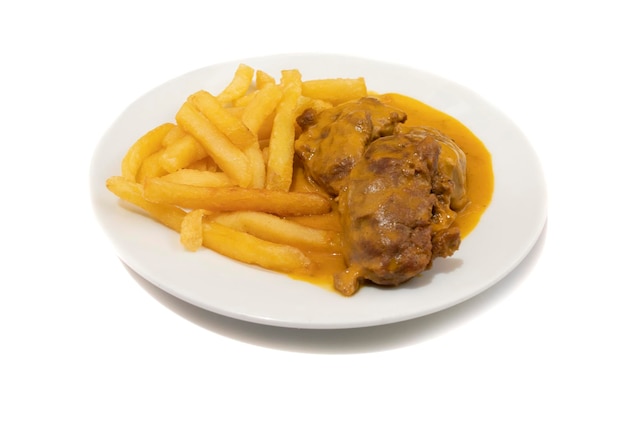 Joue de porc avec frites, isolé sur fond blanc.