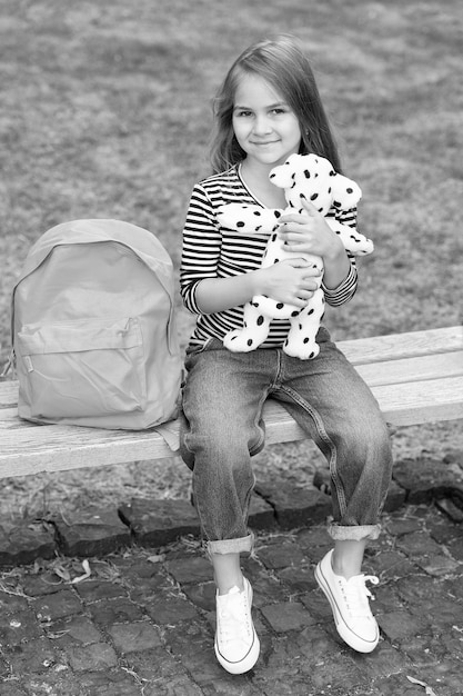 Jouer, Apprendre Et Grandir Un Enfant Heureux Joue Avec Un Chien Jouet à L'extérieur Développement De L'enfant éducation Préscolaire école Maternelle Et Garderie Jardin D'enfants Et Crèche Créativité Et Imagination Apprendre à Jouer