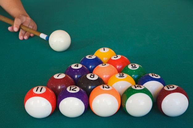 Photo jouer au billard avec des balles sur une table en feutre vert