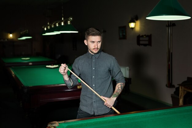 Jouer au billard - Gros plan d'un homme jouant au billard