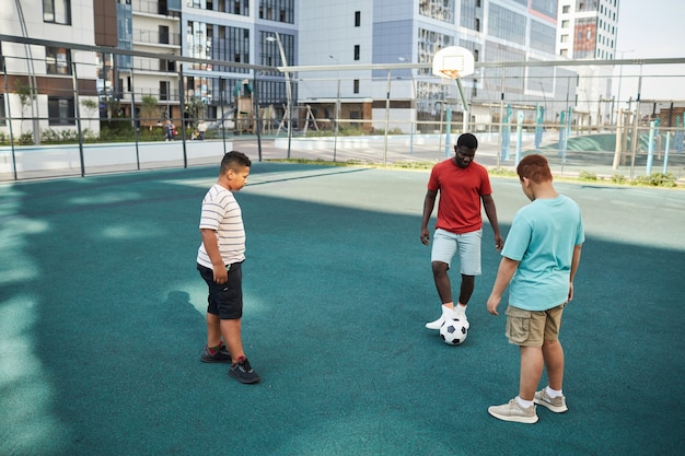 Jouer au football avec frère aîné