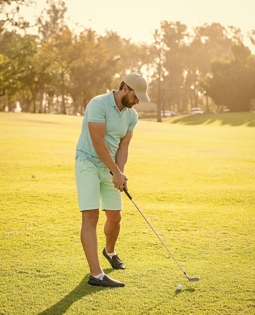 Jouer au golfeur en casquette avec des loisirs de club de golf