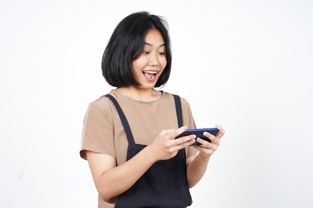 Jouer au jeu mobile sur smartphone de belle femme asiatique isolé sur fond blanc