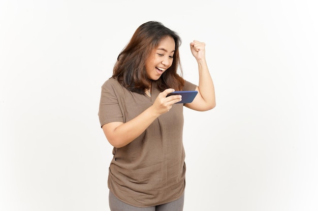 Jouer au jeu mobile sur smartphone de belle femme asiatique isolé sur fond blanc