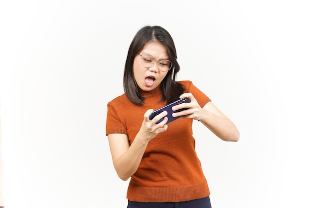 Jouer au jeu mobile sur smartphone d'une belle femme asiatique isolée sur fond blanc