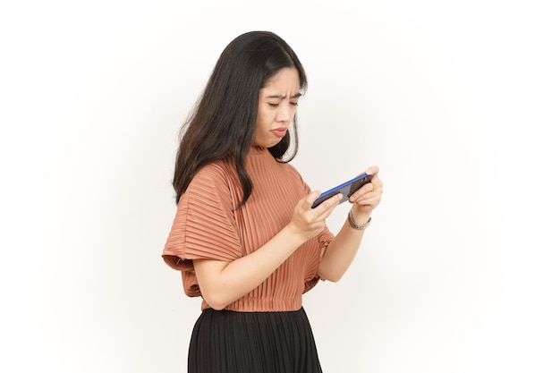 Jouer au jeu sur Smartphone de belle femme asiatique isolé sur fond blanc