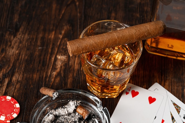 Photo jouer au poker avec du whisky et des cigares sur table