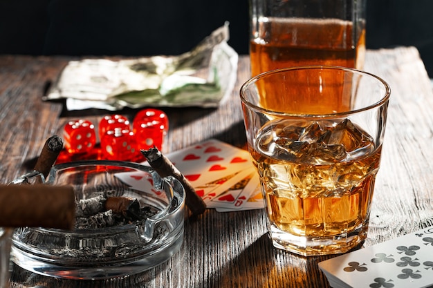 Jouer au poker avec du whisky et des cigares sur table