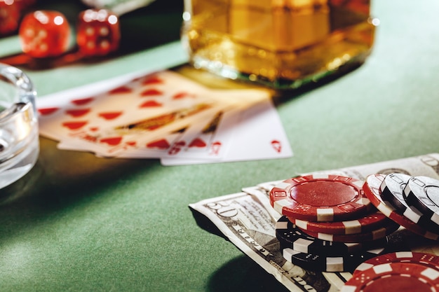 Jouer au poker avec du whisky et des cigares sur table