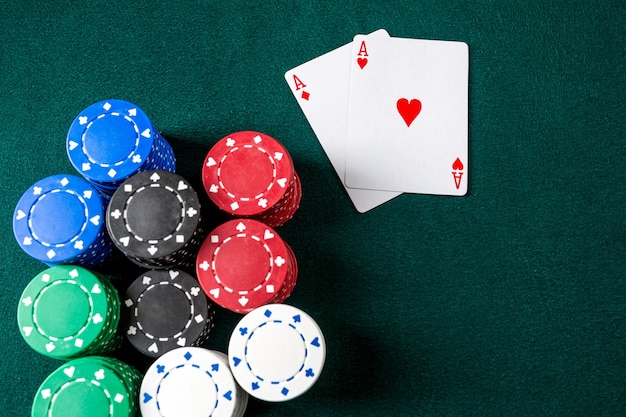 Jouer au poker. Jetons et cartes sur la table verte