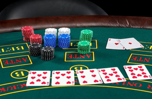 Jouer au poker. Jetons et cartes sur la table verte