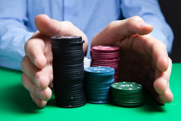 Jouer au poker sur une table de jeu dans un casino