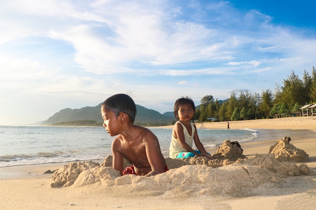 Jouer au sable sur la plage