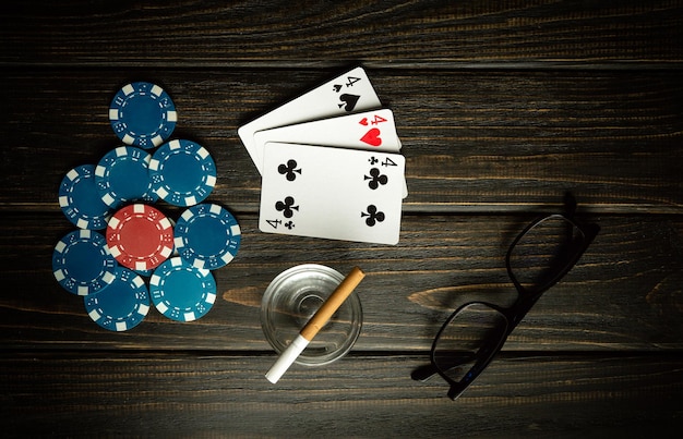 Jouer aux cartes avec une combinaison gagnante de trois de la même sorte ou un jeu et des verres avec une cigarette